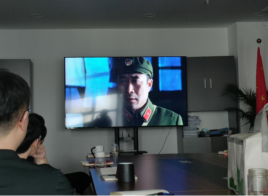 阜陽土著網(wǎng)絡科技有限公司黨支部組織公司全體員工集中觀看 “兩彈一星”主題電影《橫空出世》